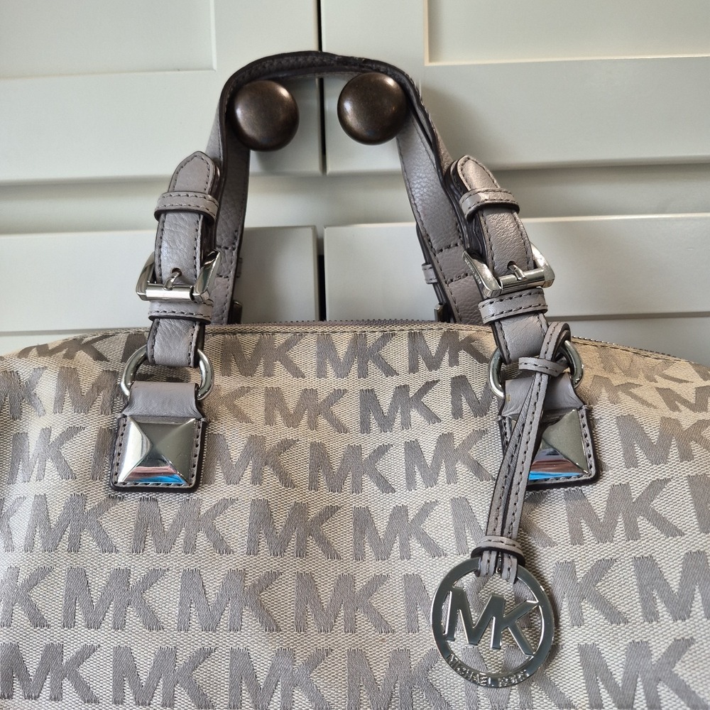 MICHAEL KORS GRAYSON Gray Canvas  Signature Hand/Shoulder Bag - Picture 2 of 8